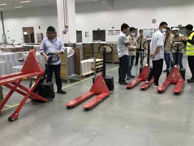 電動(dòng)高升程搬運(yùn)車交付使用，感謝廠家羅總親自跟客戶講解操作方法！